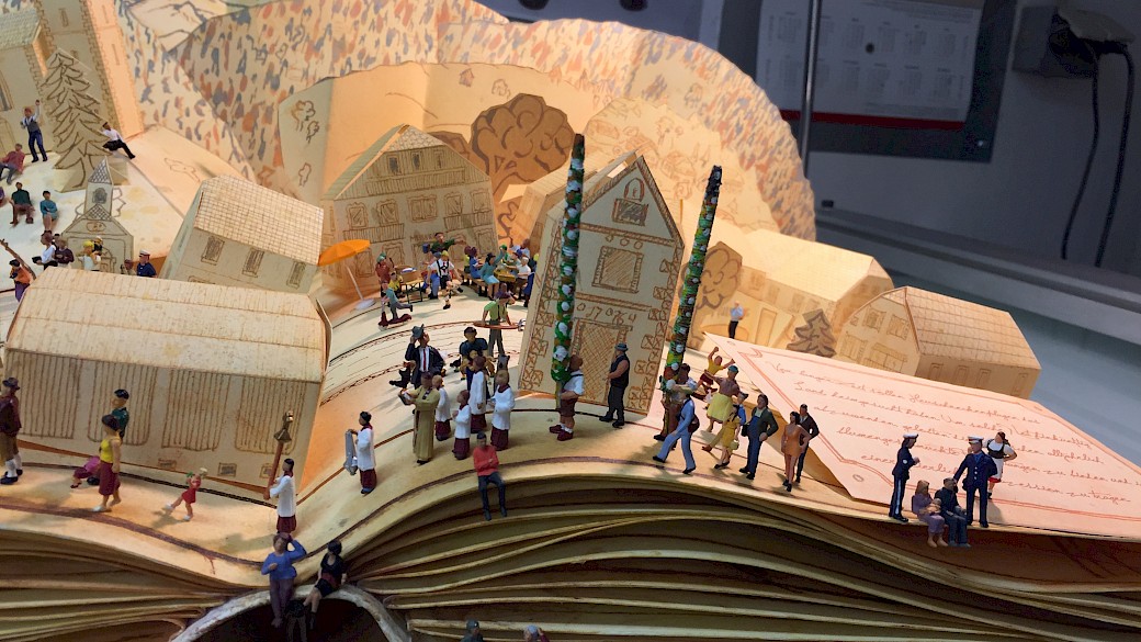 Dieses Minidiorama visualisiert den Brauch der Prangstangen, welche alljährlich in einer feierlichen Prozession durch das Dorf getragen werden.