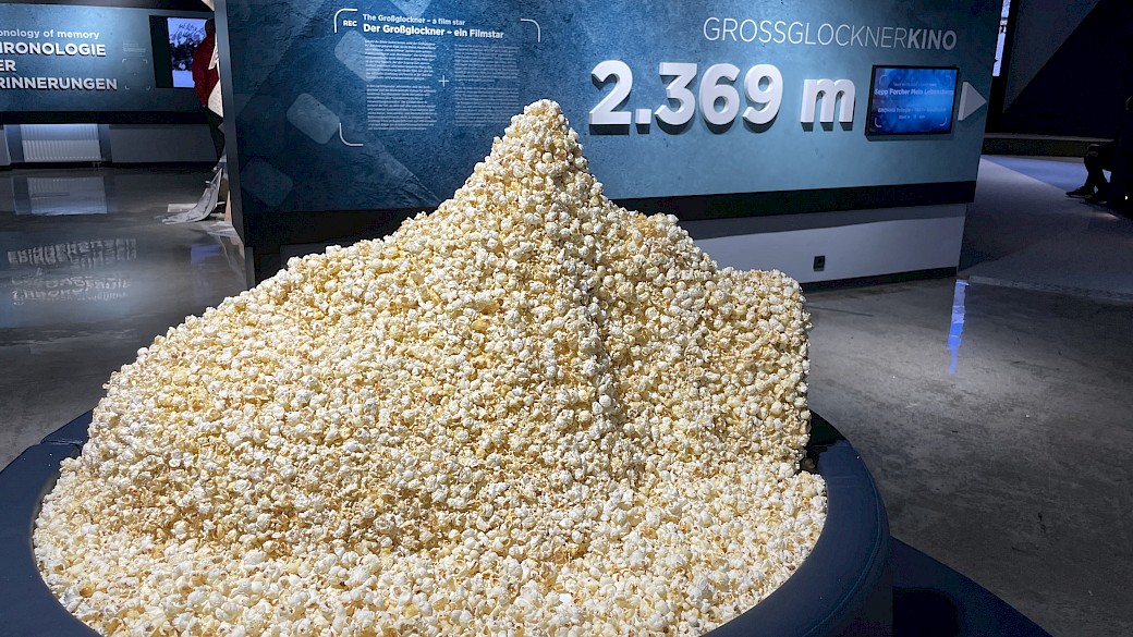 Ein Großglockner als Popkorninstallation am Eingang zum Großglocknerkino.