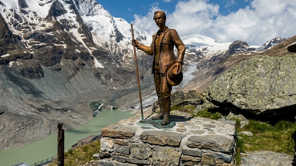 Auf dem neu gestalteten Panoramaweg erinnert eine lebensgroße Statue von Kaiser Franz Joseph an die historische Reise des Kaiserpaares. Ein echter Blickfang mit Geschichte!